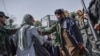 Anggota Taliban menghentikan protes perempuan untuk hak-hak perempuan di Kabul, 21 Oktober 2021. Taliban dengan keras menindak liputan media tentang protes hak-hak perempuan di Kabul pada 21 Oktober pagi, memukuli beberapa wartawan. (BULENT KILIC / AFP)
