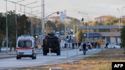 Hêzên Ewlekariyê û Ambulans diçin Kahramankazan, ku 40 kilometers (25 îlan) ji navenda Enqerê dûre ciyê ku êrîşa çekdarî li wir pêkhatî.