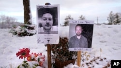 FILE - Fotografija dve žrtve iz Luistona u Mejnu, za čije je ubistvo odgovoran Robert Kard (AP Photo/Robert F. Bukaty, File)

