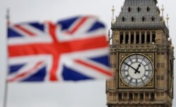 Bendera Inggris berkibar di depan Menara Elizabeth (Big Ben) di Gedung Parlemen Inggris di pusat kota London, 29 Maret 2017.