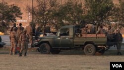 Pasukan keamanan Pakistan mengamankan kampus pasca serangan militan terhadap Universitas Bacha Khan di Charsadda, Pakistan Rabu (20/1).