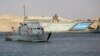 Sebuah kapal kargo meluncur di Terusan Suez, setelah lalu lintas pelayaran kapal-kapal yang sebelumnya macet berhasil dipulihkan kembali (foto: dok). 