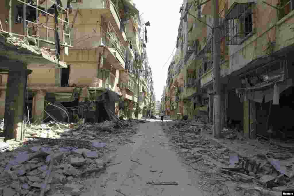 A general view shows a street after clashes between Free Syrian Army fighters and forces loyal to President Bashar Al-Assad, in Salah Edinne district, in the center of Aleppo, August 9, 2012.