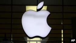 FILE - Logo Apple di sebuah toko di pusat kota Munich, Jerman, 16 Desember 2020. (Matthias Schrader/AP)