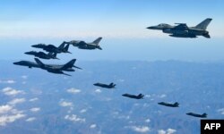 지난 2017년 12월 미한 연합공중훈련 '비질런트 에이스(Vigilant Ace)'에 참가한 미 공군 장거리전략폭격기 B-1B '랜서'와 F-35A, F-35B 전투기가 한국 공군 F-16, F-15K 전투기와 편대비행하고 있다.