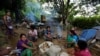 ရခိုင်ပြည်နယ်တွင်းဖြစ်ပွားနေသော စစ်ပွဲများကြောင့် ထွက်ပြေးတိမ်းရှောင်နေရသော ရခိုင်ဒုက္ခသည်တချို့။ (သြဂုတ် ၂၈၊ ၂၀၁၇)