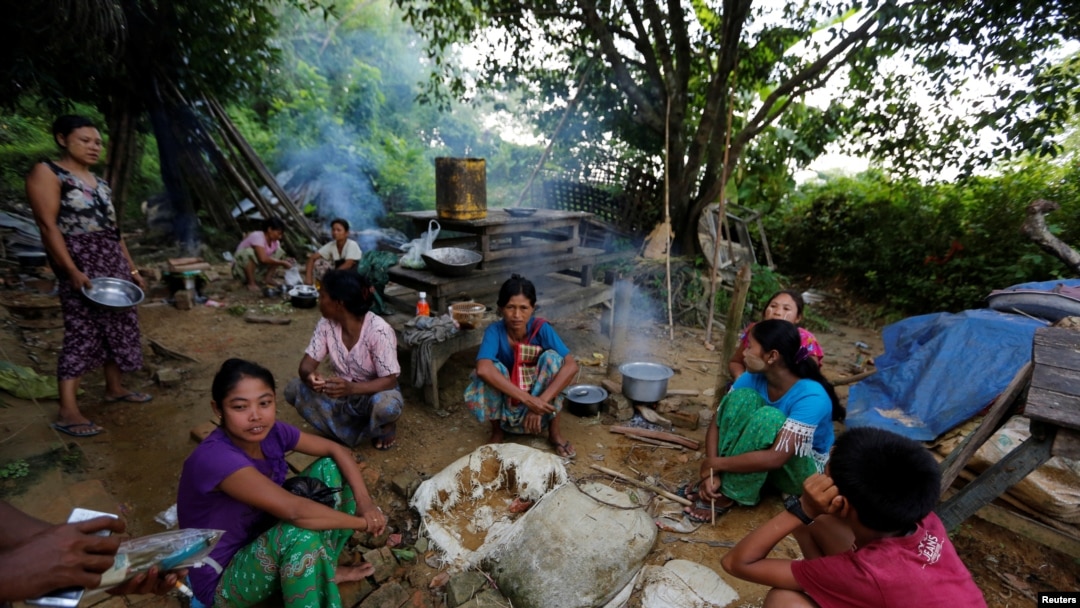 ရခိုင်ပြည်နယ်တွင်း တိုက်ပွဲများကြောင့် ထွက်ပြေးတိမ်းရှောင်နေကြရသည့် ဒေသခံများ။ (သြဂုတ် ၂၈၊ ၂၀၁၇)
