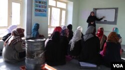 تصویری از زنان در یک صنف درسی در بامیان