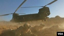 Helikopter Chinook milik NATO sedang dalam operasi militer di provinsi Helmand, Afghanistan (foto: dok.). Helikopter NATO jenis ini yang jatuh di provinsi Wardak dan menewaskan 38 orang, Sabtu (6/8).
