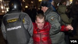 Polisi Rusia menahan seorang aktivis dalam demonstrasi ant-Putin di Moskow.