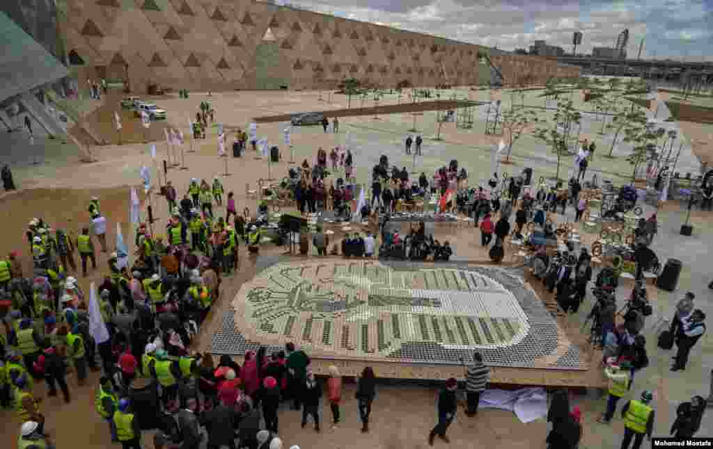 7,260 paper coffee cups were used to create a mosaic of King Tutankhamun's burial mask. (H. Elrasam/VOA)