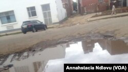  Imigwaqo yakoBulawayo elamagodi agcwele amanzi