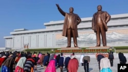 지난 4월 북한 김일성 국가주석의 생일인 '태양절'을 맞아 평양 시민들이 만수대 언덕 김일성, 김정일 부자 동상에 절하고 있다.