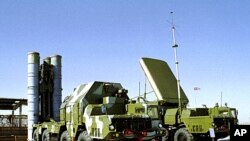 俄羅斯一個未公開地點停放著一個S-300防空導彈發射裝置(左)和一個S-300導彈制導站(右)(2011年資料照)