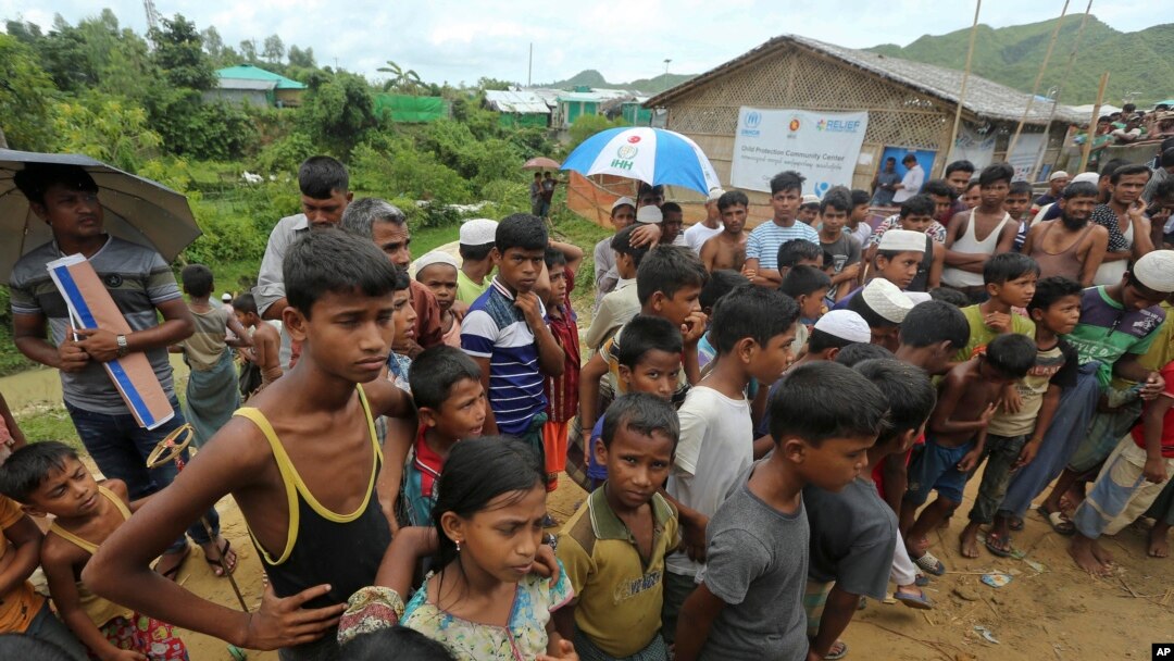 ဘင်္ဂလားဒေ့ရှ် ကော့ဇ်ဘဇားမြို့ ဒုက္ခသည်စခန်းတခုအတွင်းမှ ရိုဟင်ဂျာများ။ (သြဂုတ် ၂၂၊ ၂၀၁၉)