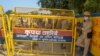 Polisi memblokir jalan dekat tempat tinggal kerabat perempuan 19 tahun yang diduga diperkosa dan dibunuh oleh empat pria di Bool Garhi di distrik Hathras di negara bagian Uttar Pradesh, 3 Oktober 2020. (Foto: dok).