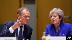 英国首相特蕾莎·梅和欧洲理事会主席图斯克在布鲁塞尔出席欧盟峰会的一次圆桌会议。（2018年11月25日）