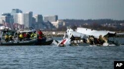 Puing-puing pesawat American Airlines terlihat di Sungai Potomac dekat Bandara Nasional Ronald Reagan Washington, Kamis, 30 Januari 2025 di Washington. (Perwira Kelas 2 Taylor Bacon, Penjaga Pantai AS via AP)