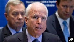 美國國會共和黨籍參議員約翰麥凱在基輔舉行記者會