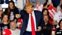 Mantan Presiden AS Donald Trump hadir dalam sebuah acara kampanye di Conway, South Carolina, pada 10 Februari 2024. (Foto: AFP/Julia Nikhinson)