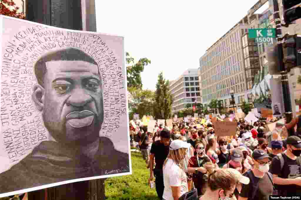 Minneapolis'te polis nezaretinde öldürülen siyah Amerikalı George Floyd'un portresi