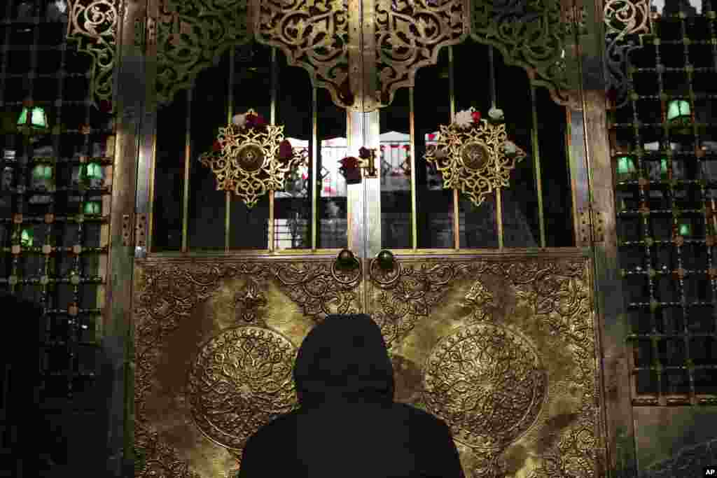 Seorang laki-laki berdoa sehari sebelum perayaan Maulid Nabi Muhammad SAW, yang memperingati kelahiran Nabi Muhammad SAW, di sebuah masjid di Kairo, Mesir. Setiap tahun, orang Mesir merayakan hari Maulid dengan melakukan tarian-tarian ritual dan doa-doa serta menghabiskan waktu dengan keluarga mereka. 