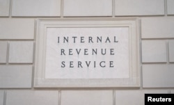 Sebuah tanda terlihat di gedung Dinas Pendapatan Internal Amerika Serikat (IRS) di Washington, 20 Februari 2025.