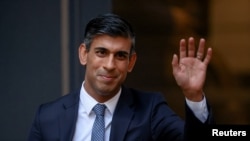Pemimpin baru Partai Konservatif Inggris Rishi Sunak melambai di luar markas partai di London, Inggris, 24 Oktober 2022. (Foto: REUTERS/Henry Nicholls)