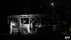 Pasukan keamanan dan unit penjinak bom dikerahkan ke lokasi ledakan bus di Bat Yam, Israel, pada 20 Februari 2025. (Foto: Oren Ziv/AFP)