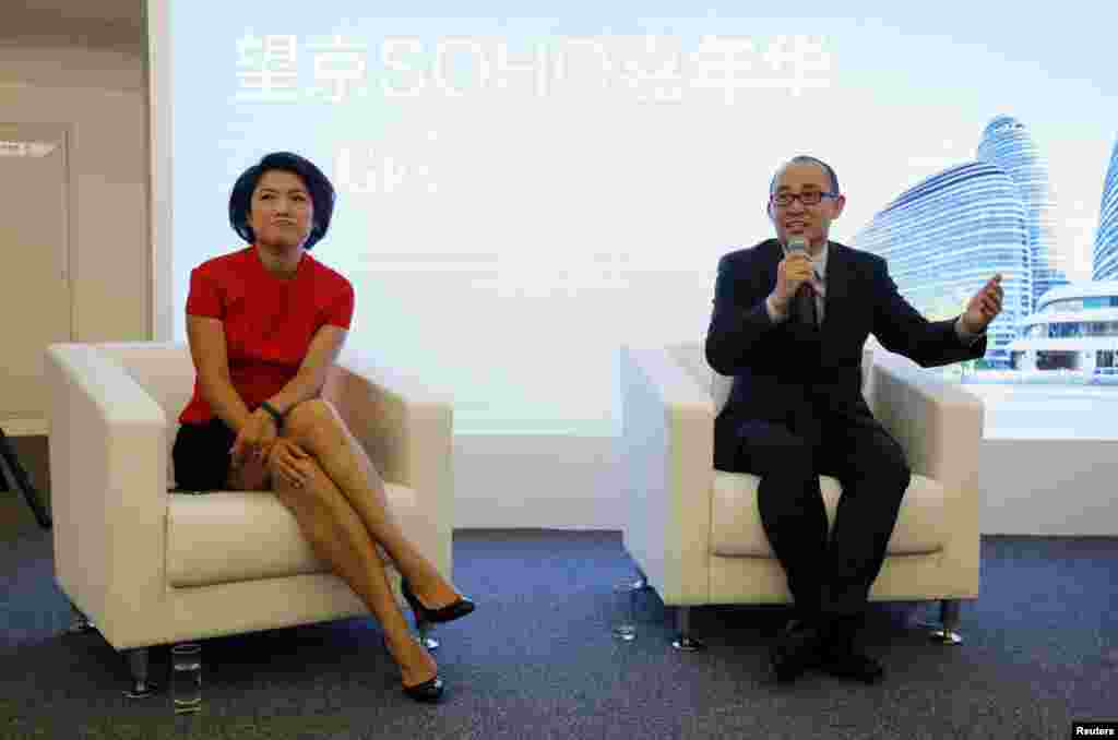 SOHO中国公司董事长潘石屹和首席执行官张欣在关于北京望京SOHO建筑群的记者会上(2014年9月20日)。中国著名房地产商潘石屹5月22日发表博文,否认郭文贵对他的指控,说要向法院提告。潘石屹长达3000多字的博文中最令外界关注的两句是:“谁都知道郭文贵是国家安全系统的人,可以随便的去窃听,可以随便的去抓人。谁都知道郭文贵背后的‘老领导’势力很大,在中国比天还大,谁敢得罪这样的人呢?”网友猜测这里的“老领导”可能是指前中共最高领导人江泽民。后来这段文字很快便被删改,改成“谁都知道郭文贵以前有个‘盟友’是国家安全部的已经落马的前副部长马建,他去搞窃听,不是难事。”