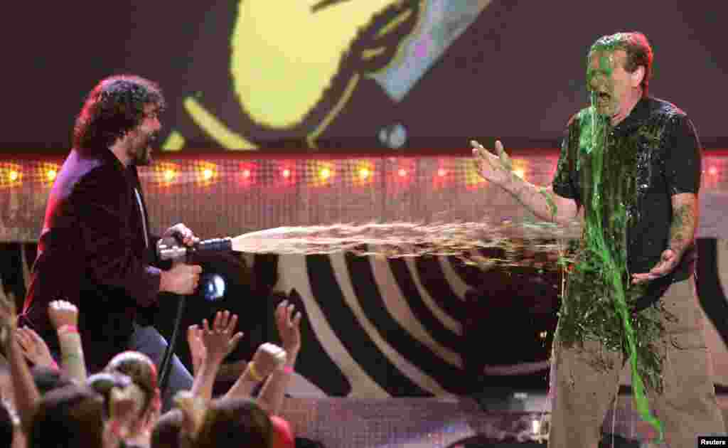Actor Robin Williams (kiri) ditembak lendir oleh pembawa acara Jack Black di acara tahunan Nickelodeon's Kids' Choice Awards ke-19 di Pauley Pavilion, UCLA di Los Angeles, 1 April 2006.