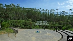 Seorang tentara mengabadikan foto di 'ground zero', pusat lokasi ibu kota baru 'Nusantara', di Penajam Paser Utara, Kalimantan Timur, Indonesia, 8 Maret 2023. (Foto: Achmad Ibrahim/AP Photo) 