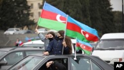 پرچم جمهوری آذربایجان در دست شهروندان این کشور. آرشیو