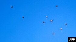 Pesawat militer Yordania menjatuhkan bantuan kemanusiaan melalui udara di Jalur Gaza, Selasa (5/3).