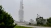Roket Arianespace Ariane 5 dengan Teleskop Luar Angkasa James Webb NASA di dalamnya, diluncurkan ke landasan peluncuran, Kamis, 23 Desember 2021. (Foto: AP)