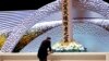 Perdana Menteri Jepang Yoshihide Suga meletakkan bunga di depan altar untuk para korban gempa bumi dan tsunami pada upacara peringatan 10 tahun bencana tersebut, di Tokyo, Jepang 11 Maret 2021. (Foto: Behrouz Mehri via Reuters)