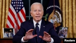 Presiden AS Joe Biden menyampaikan pidato dari Oval Office di Gedung Putih di Washington, pada 19 Oktober 2023. (Foto: Reuters/Jonathan Ernst)