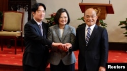 蘇貞昌（右）同總統蔡英文前行政院長賴清德（2019年1月11日路透社）