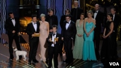 Produser film 'The Artist' Thomas Langmann menerima penghargaan Oscar untuk katagori film terbaik dalam Academy Awards ke-84 di Hollywood (26/2).