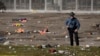 Policajac na mestu pucnjave u Kanzas Sitiju, 14. februar 2024. (AP Photo/Charlie Riedel)
