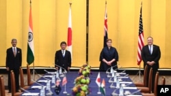 左起：印度外長蘇杰生，日本外相茂木敏充，澳大利亞外長佩恩和美國國務卿蓬佩奧在東京舉行四方會談。（2020年10月6日）