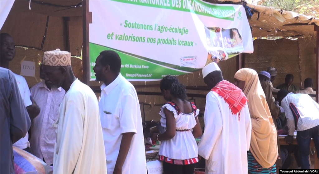 Al'umar kasar Nijar sun yi marhaba da taron baje kolin irin noma na gargajiya a Yamai babban birnin Jamhuriyar Nijar, ranar Lahadi 8 ga watan Afrilu, 2018. 