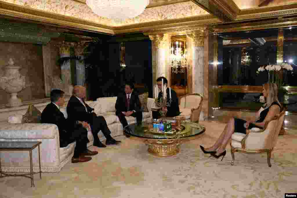2016年11月17日,美国当选总统川普和日本首相安倍在纽约的川普大楼里川普家的客厅会面。川普的女儿伊万卡·川普·库什纳在场