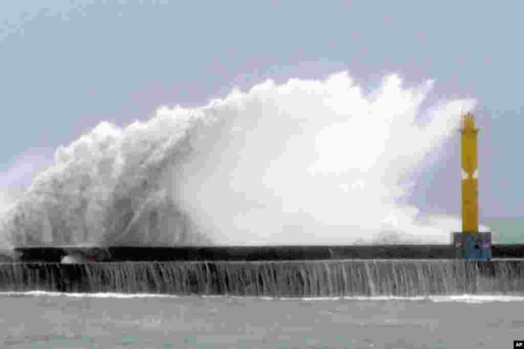Waves crash onto the coastline before typhoon Gaemi makes landfall in northeastern Taiwan's Yilan county, Nov. 24, 2024. 