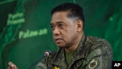 2023年8月10日，菲律賓武裝部隊參謀長小羅密歐·布勞納將軍在菲律賓巴拉望島普林塞薩港西部司令部舉行的記者會上向媒體發表演說。 （路透社照片）