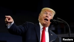 도널드 트럼프 대통령이 30일 인디애나주 에반스빌에서 열린 '미국을 다시 위대하게(Make America Great Again)' 집회에서 연설하고 있다.
