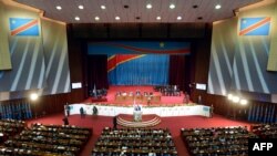 Bakeli mibeko na Assemblée nationale, na Palais du peuple, Kinshasa, RDC, 15 décembre 2012.