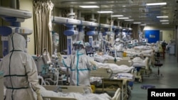 Medical workers in protective suits attend to novel coronavirus patients at the intensive care unit (ICU) of a designated hospital in Wuhan, Hubei province, China, Feb. 6, 2020. (Credit: China Daily)