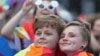 Peserta pawai hak-hak LGBT -- gay pride parade -- di Warsawa, Polandia, 8 Juni 2019.