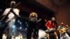 Kassav em concerto. Jacob Desvarieux (esquerda)